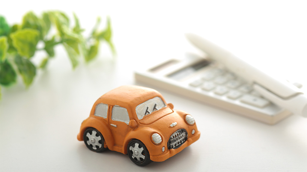テーブルの上にミニカーと電卓が並ぶ明るい雰囲気